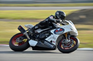 René Prang var en overgang fremme på en 3.-plads i Superbike-klassen på sin nye Aprilia RSV4 RF. Foto: Morten Kimer/kimersfoto.dk